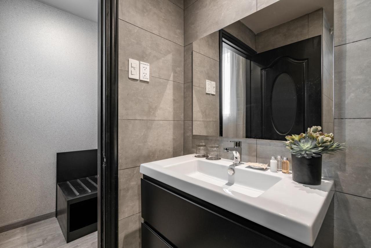 Deluxe Twin Windows Room